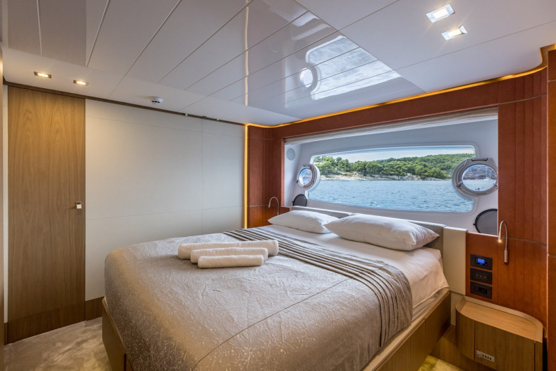 2017 FERRETTI YACHTS