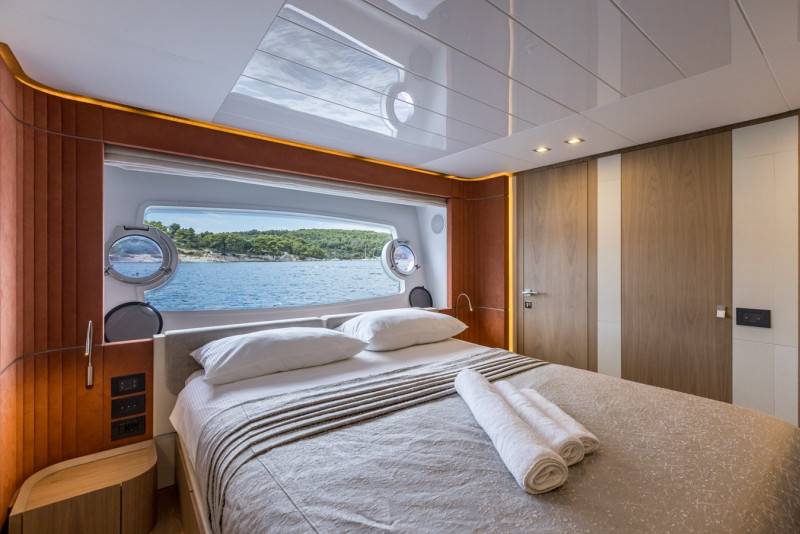 2017 FERRETTI YACHTS