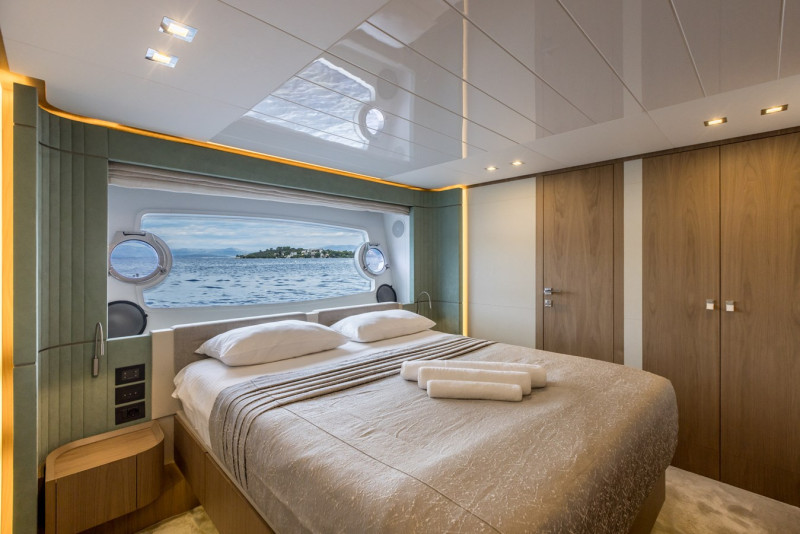 2017 FERRETTI YACHTS