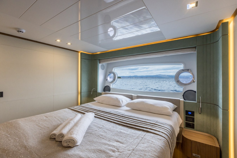 2017 FERRETTI YACHTS