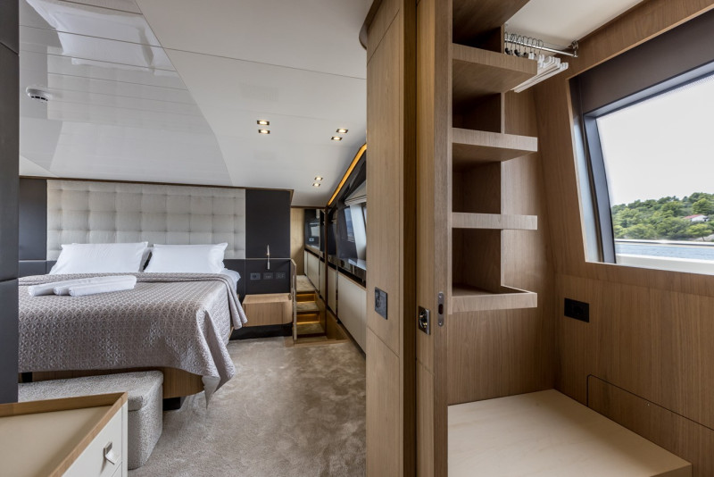 2017 FERRETTI YACHTS