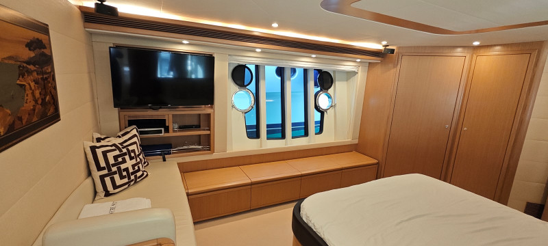 830 2009 FERRETTI YACHTS