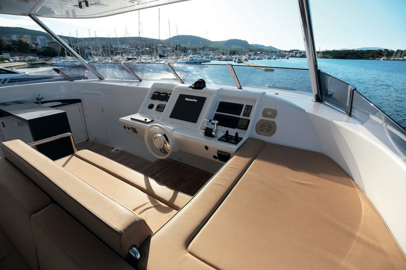 70 POWER  2013 SUNREEF YACHTS