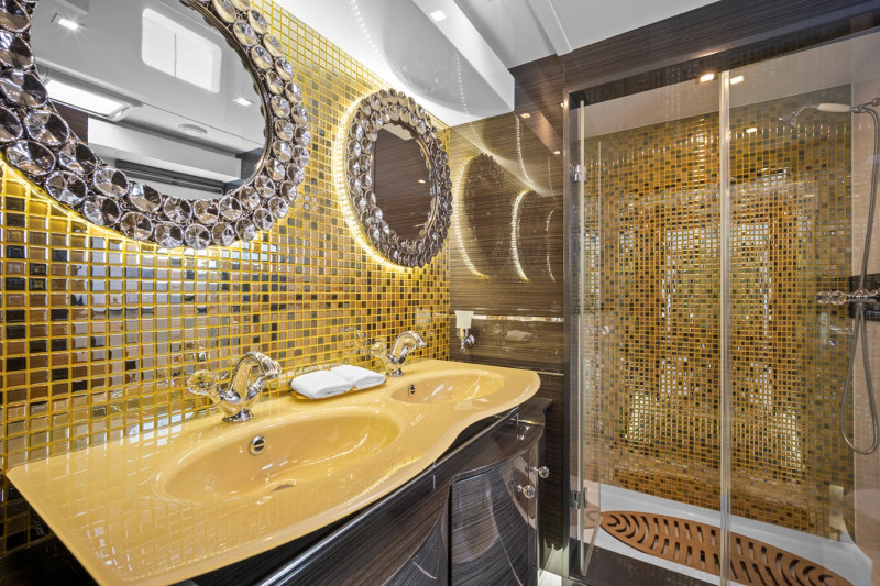 70 POWER  2013 SUNREEF YACHTS
