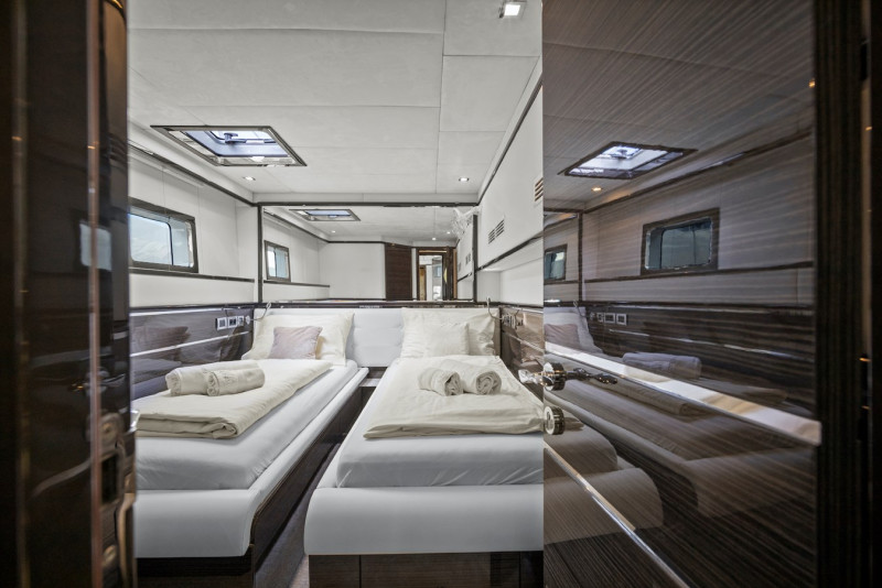 70 POWER  2013 SUNREEF YACHTS
