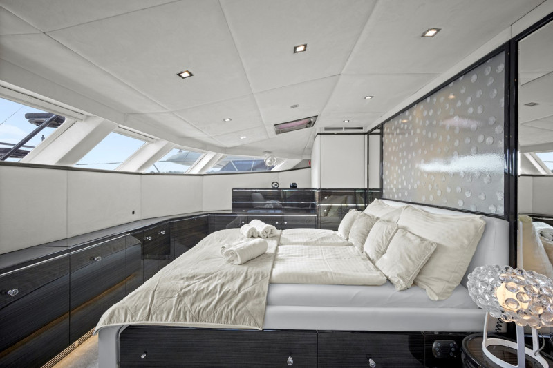 70 POWER  2013 SUNREEF YACHTS