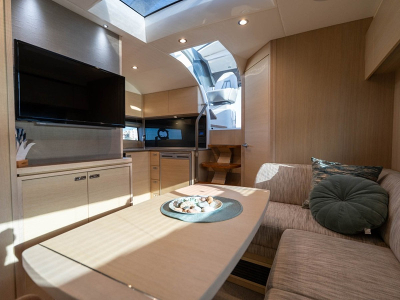 V40 2021 PRINCESS YACHTS