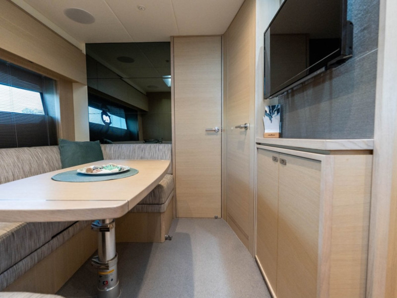 V40 2021 PRINCESS YACHTS