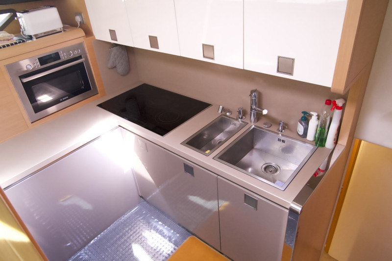 800 2010 FERRETTI YACHTS