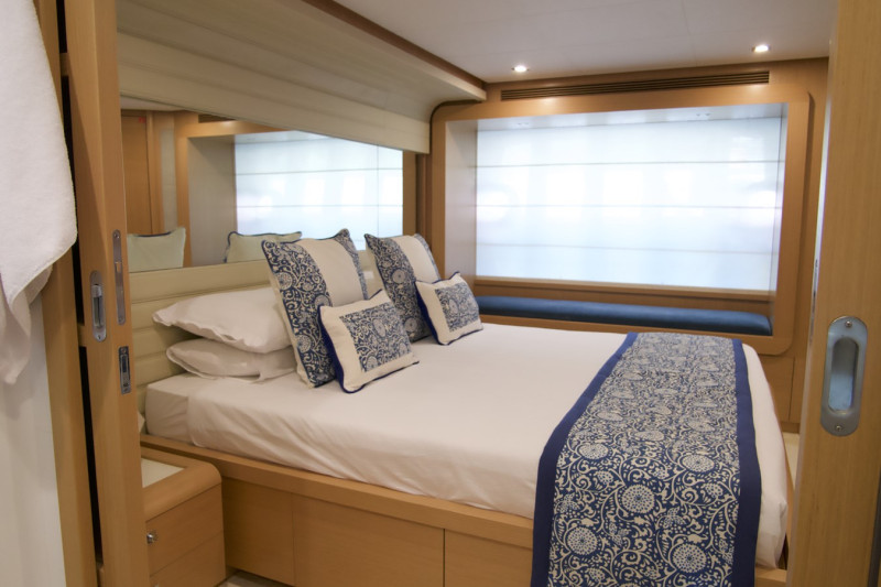 800 2010 FERRETTI YACHTS