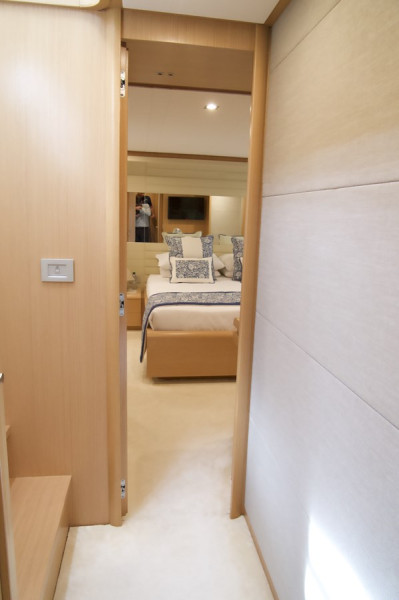 800 2010 FERRETTI YACHTS