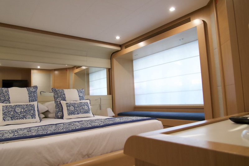 800 2010 FERRETTI YACHTS