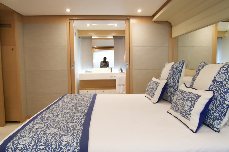 800 2010 FERRETTI YACHTS