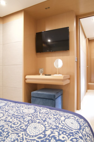 800 2010 FERRETTI YACHTS