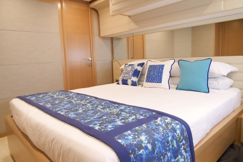 800 2010 FERRETTI YACHTS