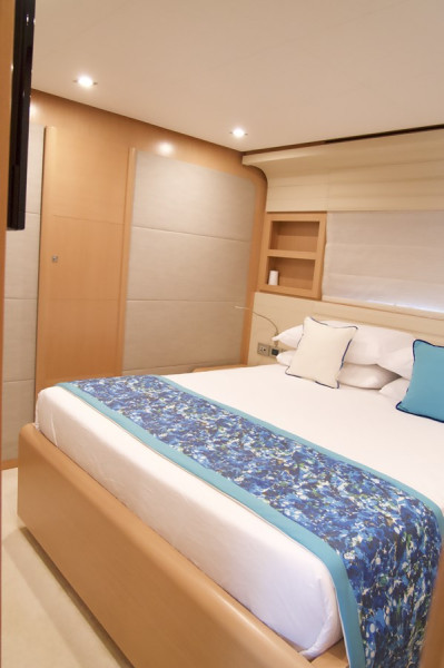 800 2010 FERRETTI YACHTS