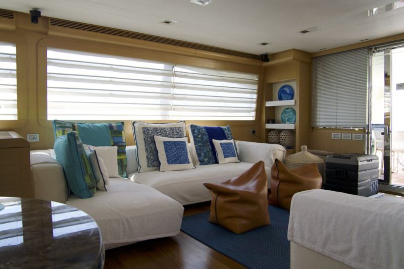 800 2010 FERRETTI YACHTS