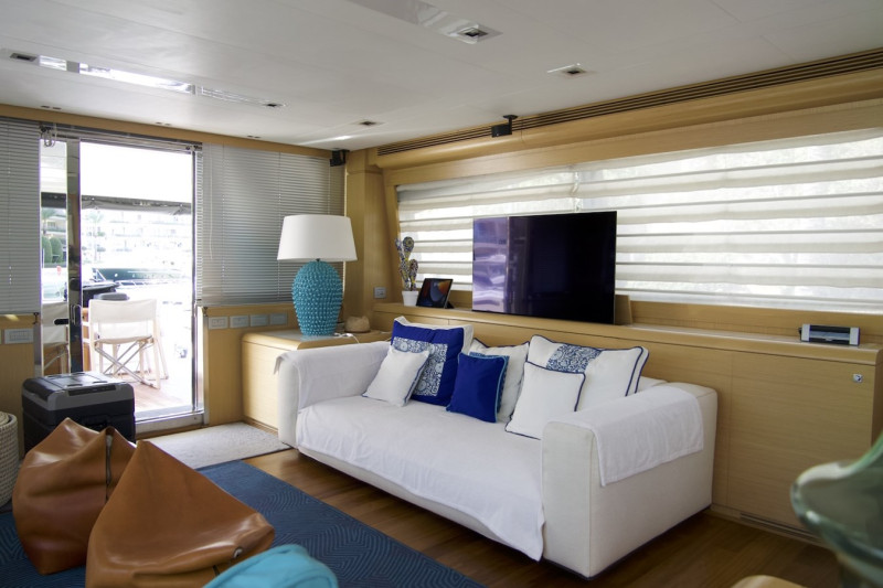 800 2010 FERRETTI YACHTS