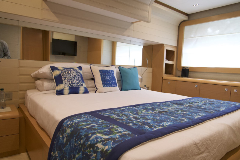 800 2010 FERRETTI YACHTS