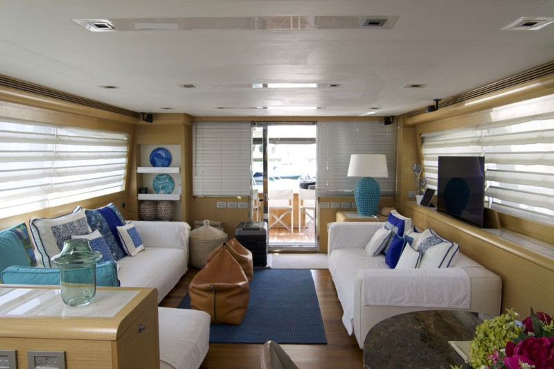 800 2010 FERRETTI YACHTS