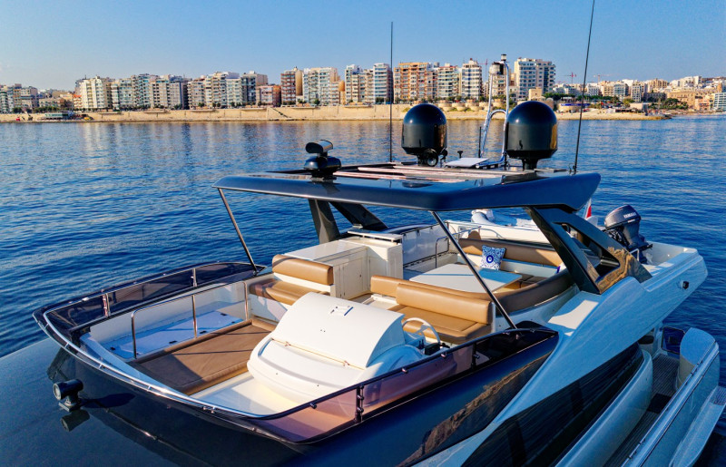 800 2010 FERRETTI YACHTS