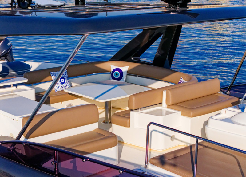 800 2010 FERRETTI YACHTS