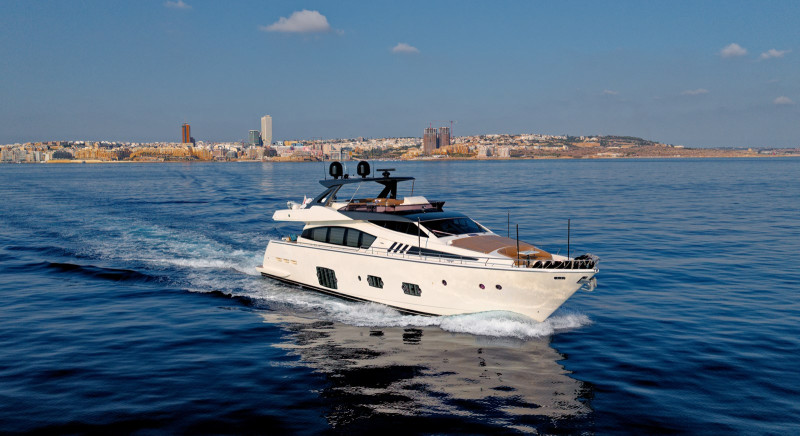 800 2010 FERRETTI YACHTS