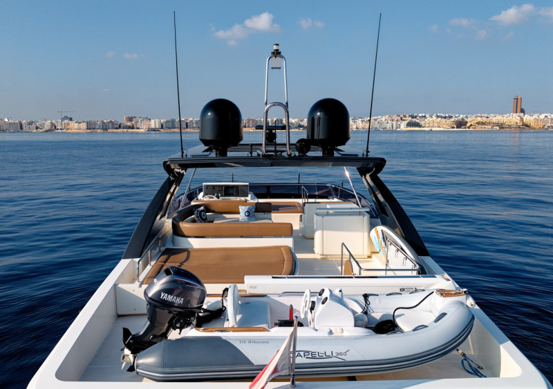 800 2010 FERRETTI YACHTS
