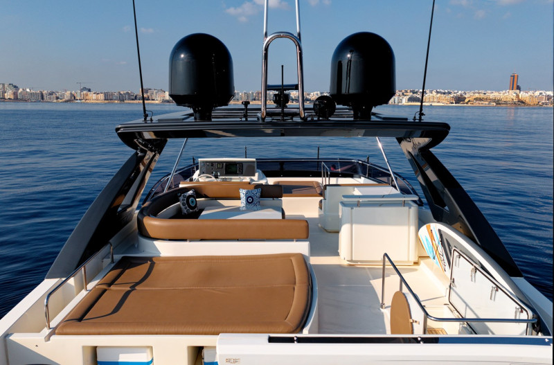 800 2010 FERRETTI YACHTS