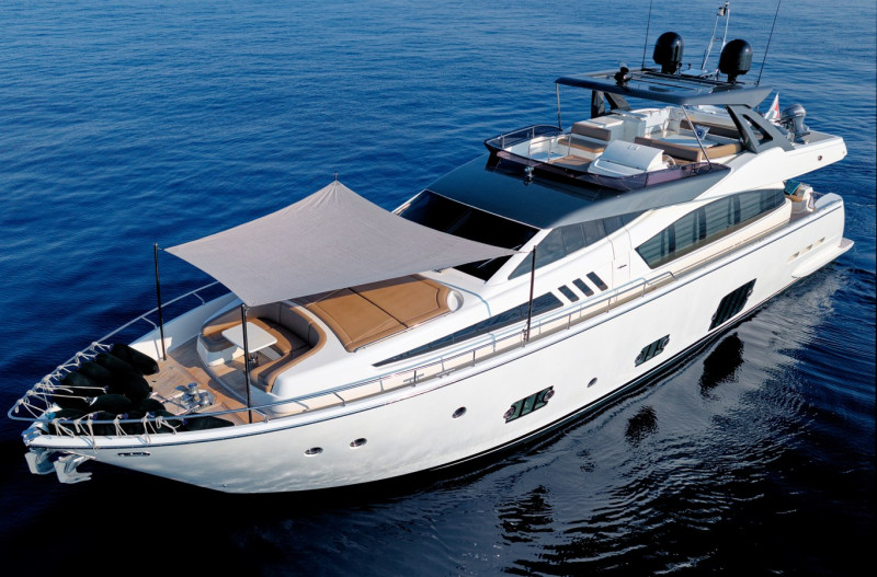 800 2010 FERRETTI YACHTS