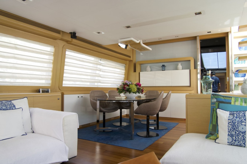 800 2010 FERRETTI YACHTS