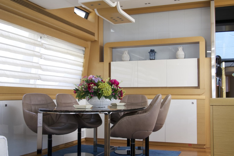800 2010 FERRETTI YACHTS