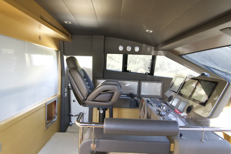 800 2010 FERRETTI YACHTS
