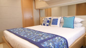 800 2010 FERRETTI YACHTS