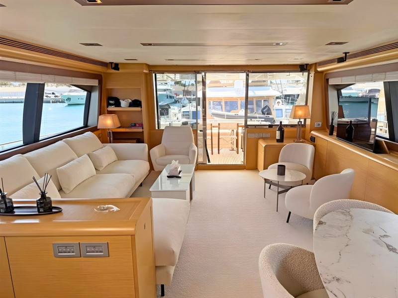 800 2011 FERRETTI YACHTS