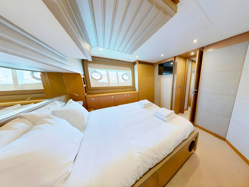 800 2011 FERRETTI YACHTS