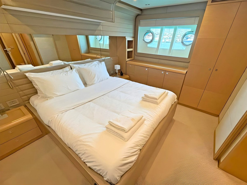 800 2011 FERRETTI YACHTS