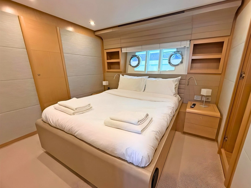800 2011 FERRETTI YACHTS