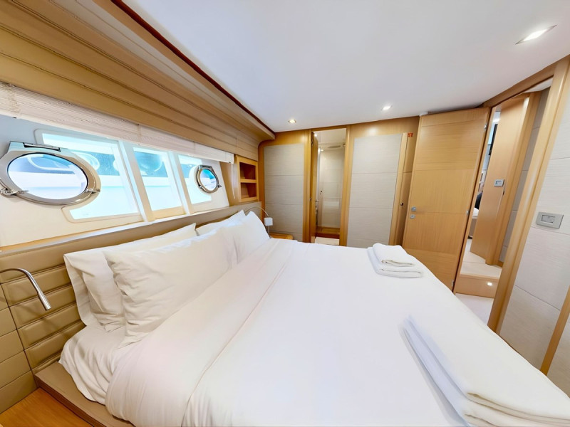 800 2011 FERRETTI YACHTS