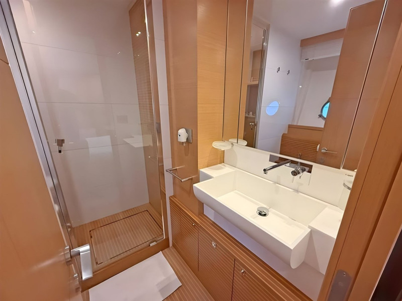 800 2011 FERRETTI YACHTS