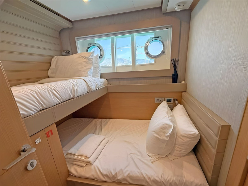 800 2011 FERRETTI YACHTS