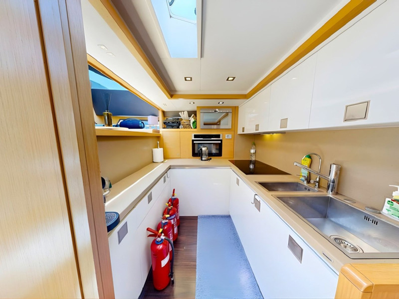 800 2011 FERRETTI YACHTS