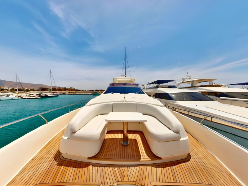800 2011 FERRETTI YACHTS