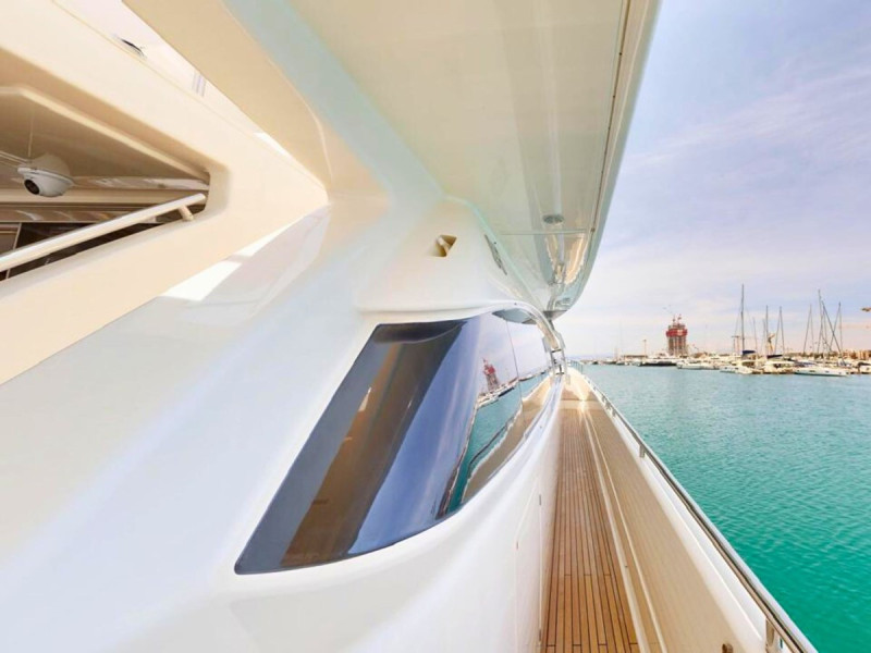 800 2011 FERRETTI YACHTS