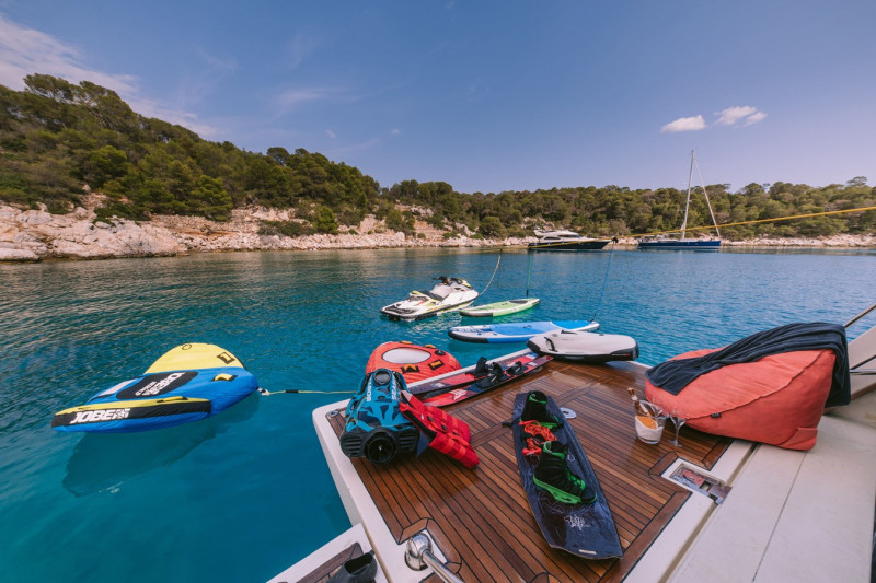 830 2009 FERRETTI YACHTS