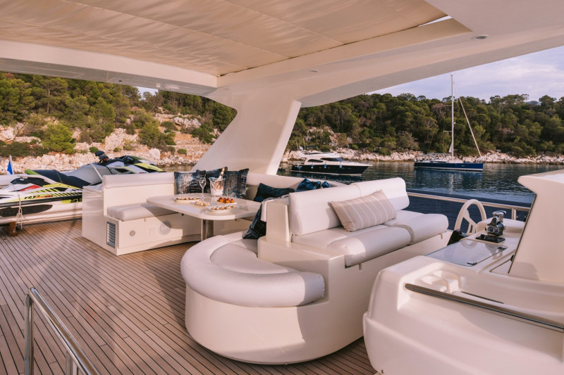 830 2009 FERRETTI YACHTS