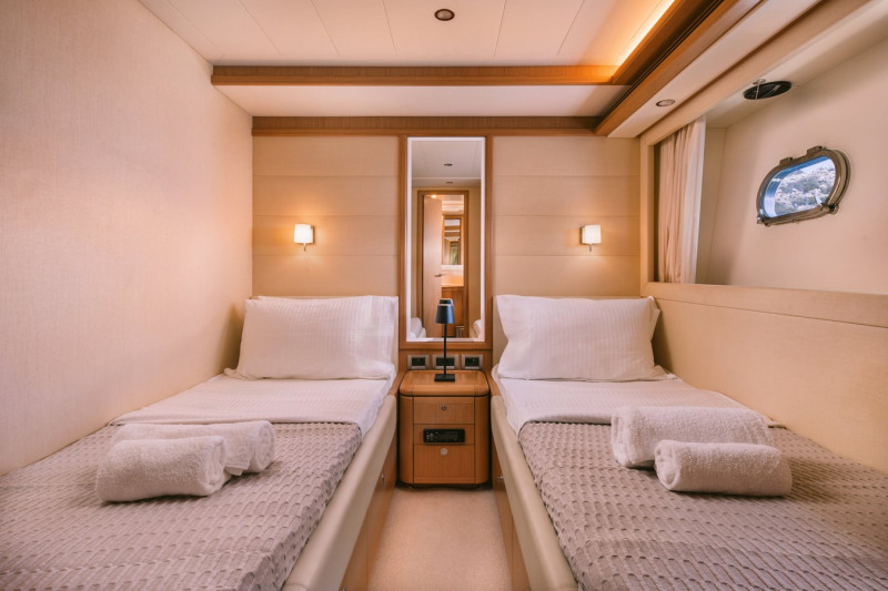 830 2009 FERRETTI YACHTS