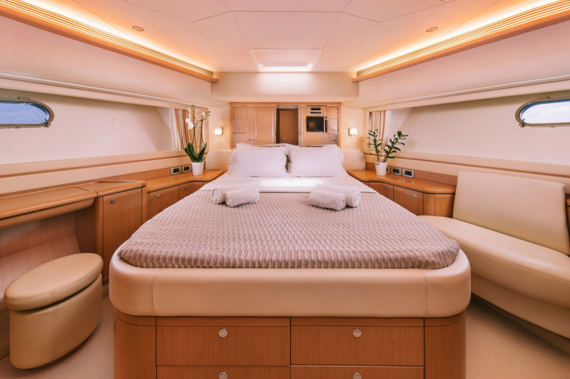 830 2009 FERRETTI YACHTS