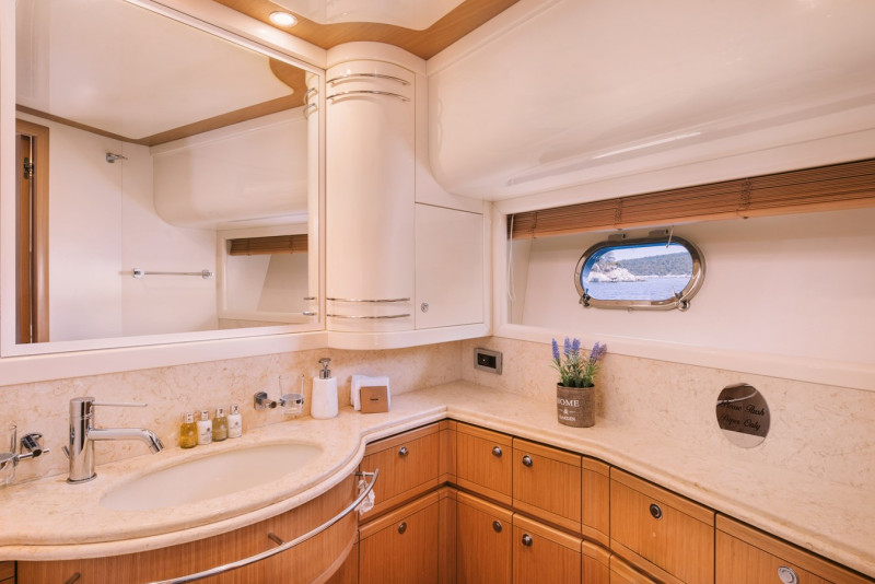 830 2009 FERRETTI YACHTS
