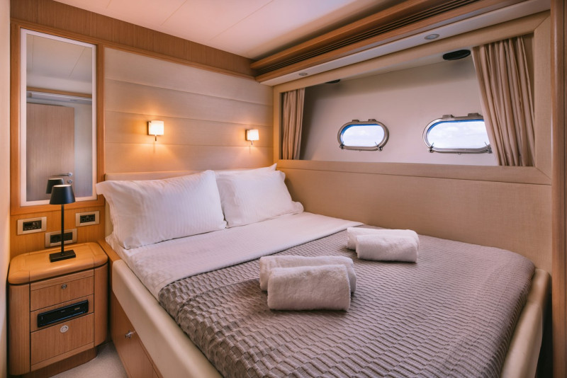 830 2009 FERRETTI YACHTS
